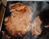 Foto del paso 4 de la receta: Bife a la chapa, huevo, puré de papa con espinaca