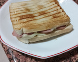 Foto del paso 3 de la receta: Sándwich grill de salchichas