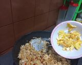 Foto langkah ke 11 dari resep Nasi Goreng Seafood.