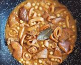 Foto del paso 7 de la receta: Calamares estofados con garbanzos y rovellons