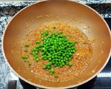 Foto del paso 3 de la receta: Arroz meloso con calamares, mero y guisantes