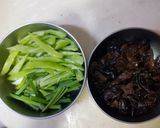 รูปขั้นตอนการทำที่ 1 ของ หมูผัดพริกหนุ่ม