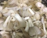 รูปขั้นตอนการทำที่ 6 ของ ต้มยำไก่ใส่เห็ดนางฟ้า น้ำใส