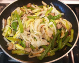 Foto del paso 3 de la receta: Tallarines fritos con verduras