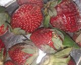 A picture of step 1 of Strawberry shake.