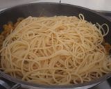 Foto del passaggio 2 della ricetta Spaghetti di farro con pomodorini gialli e acciughe