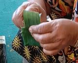 Foto langkah ke 3 dari resep Bobotok / ciu / pais pisang dan cara melipat daun.