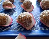 A picture of step 4 of Oats lemon poppy bliss balls.