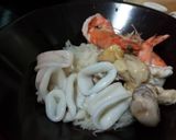 รูปขั้นตอนการทำที่ 3 ของ ข้าวต้มรวมมิตรทะเล