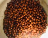 A picture of step 1 of Sukhe Kale Chana Masala.