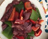 Foto del paso 1 de la receta: Higadillos de pollo con pimientos y patatas a lo pobre