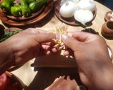 Foto del paso 2 de la receta: Chiles de agua rellenos de picadillo de pollo