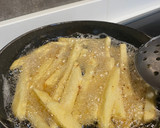 Foto del paso 1 de la receta: Patatas fritas con bacon, nata y queso