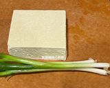 A picture of step 1 of Soy-Braised Scallion Tofu.