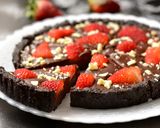 Sütés nélküli csokoládés-epres pite recept fázis 9 fotója