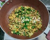 A picture of step 3 of Vaal Beans with Potatoes.