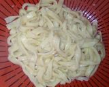 A picture of step 1 of Prawns spaghetti.