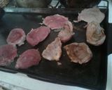 Foto del paso 2 de la receta: Bifes a la plancheta con huevos fritos y ensalada de tomate