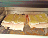 Foto del paso 12 de la receta: Tostas de pechuga de pavo y queso brie con cebolla, nueces y piñones caramelizados
