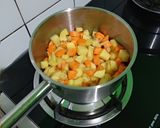 Foto langkah ke 2 dari resep Sup Kentang Wortel.