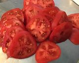 Une image de l'étape 4 de Salade feuille de chêne rouge aux tomates roses,mozzarella di buffala et fleurs d ail triquetre.
