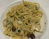 Foto del passaggio 3 della ricetta Spaghetti in padella 43 olive e baccalà