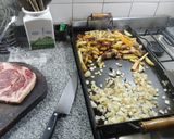 Foto del paso 3 de la receta: Bifes con papas con camisa y queso