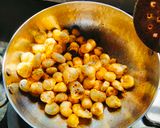 A picture of step 3 of Chatpata Makhana (Lotus seeds chaat 😋).