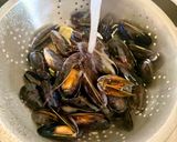 A picture of step 3 of Mussels with Cheese and Garlic.