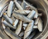Hình bước làm 1 của món Cá trích chiên giòn