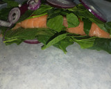 Foto del paso 3 de la receta: Salmón con espinacas y cebolla morada