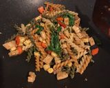 รูปขั้นตอนการทำที่ 6 ของ ฟูซิลลี่ผัดกะเพราหมูสับ หมูยอ เต้าหู้ไข่