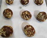 Foto langkah ke 5 dari resep Choco Soft Cookies with Cheese Filling.