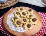 Foto langkah ke 3 dari resep Choco Flower Cookies.