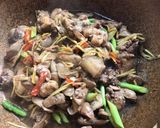 รูปขั้นตอนการทำที่ 3 ของ ไก่กับตับผัดขิง คีโต