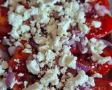 Une image de l'étape 1 de 🍅 Salade tomates, burrata, feta, basilic & oignons.