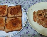 A picture of step 5 of Schezwan chutney brown Bread 🍞 tomato 🍅 onion omellete.
