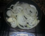 Foto del paso 9 de la receta: Muslos de pollo relleno en salsa de cebolla