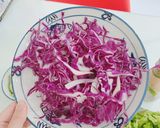 Hình bước làm 3 của món Salad rau củ mix xúc xích