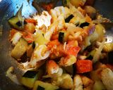 Foto del passaggio 6 della ricetta Pollo ripieno di mele e zucchine