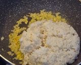 Foto langkah ke 3 dari resep Nasi Goreng Telur Dadar.