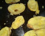 Foto del paso 2 de la receta: Papas rellenas con choclo y queso