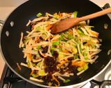 A picture of step 5 of Mixed seafood fried rice noodles.