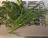 Une image de l'étape 1 de Pesto d'herbes aromatiques et ail mariné.
