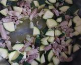 Foto del passaggio 1 della ricetta Pasta con zucchine piselli e pancetta