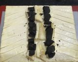Foto langkah ke 2 dari resep Choco Banana Puff Pastry.