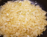 Foto del paso 3 de la receta: Filetes en salsa cremosa de cebolla