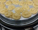 Foto langkah ke 4 dari resep Kue semprit sagu keju lumer no oven.
