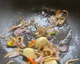 Foto langkah ke 2 dari resep Kwetiau Goreng Sayur Kol.