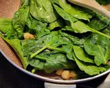 Foto del paso 1 de la receta: Revuelto de espinacas, con garbanzos, huevo, atún y pasas